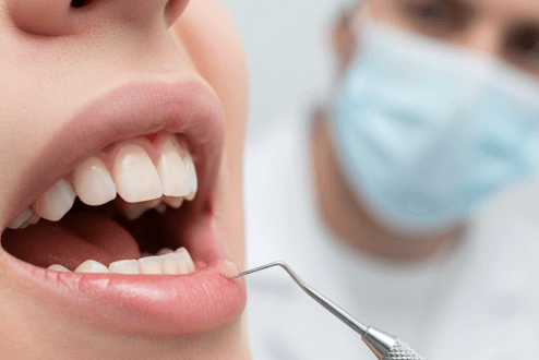 هل تعاني من تورم اللثة أو نزيفها أثناء تنظيف الأسنان؟ 